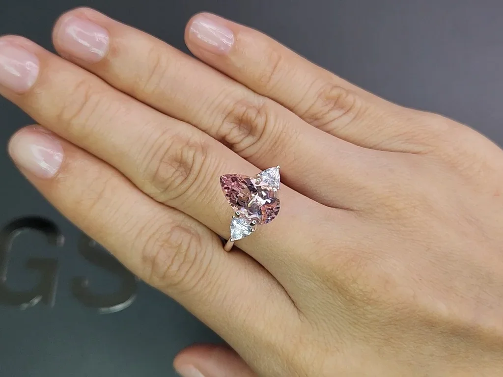 Pink morganite in pear cut 3.22 Carats 5