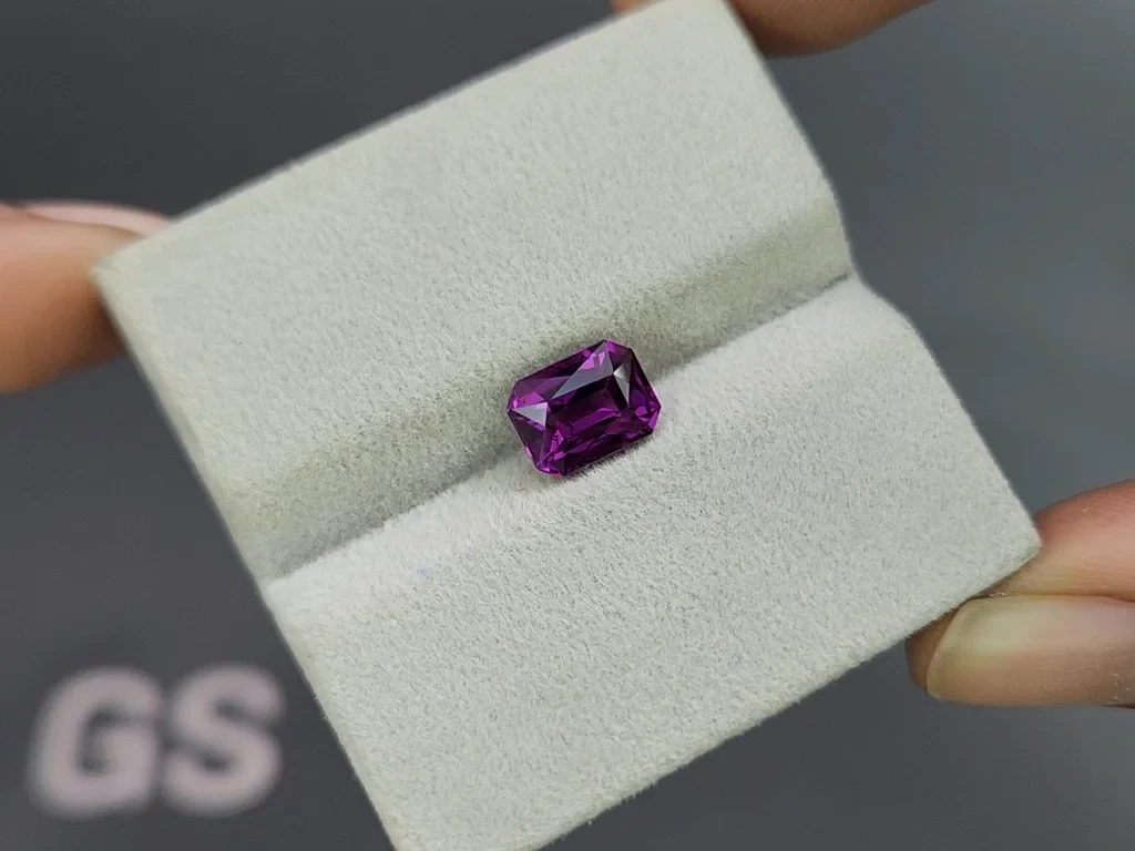 Purple garnet umbalite otagon cut  2.30 carats, Africa 4