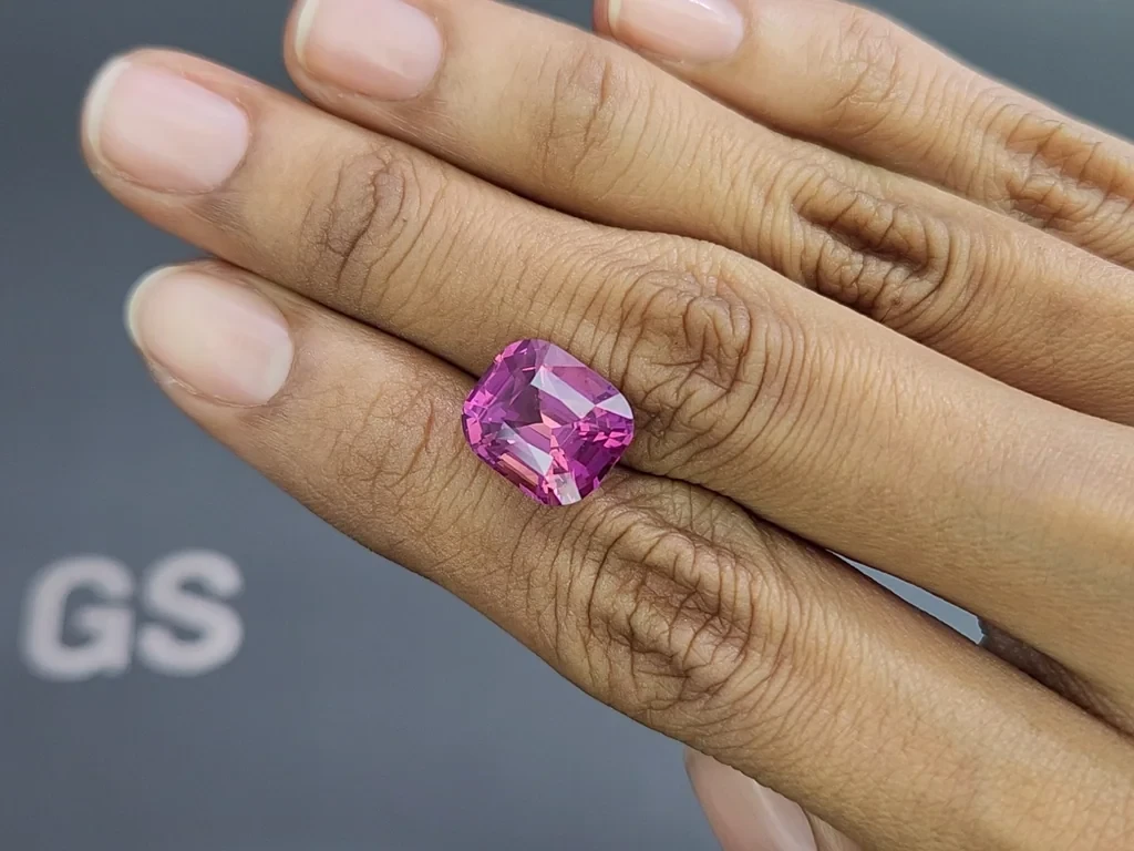 Purple sapphire in cushion cut 8.13 carats, Madagascar 2