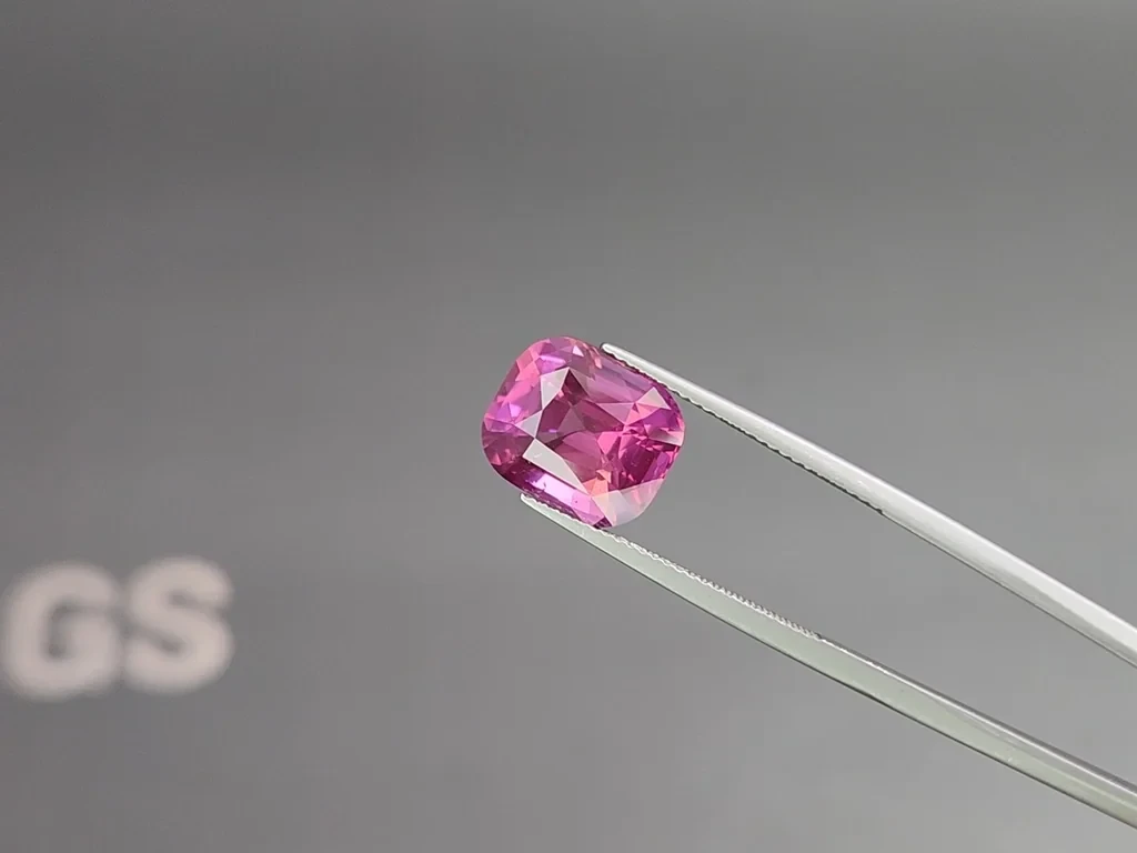 Purple sapphire in cushion cut 8.13 carats, Madagascar 3