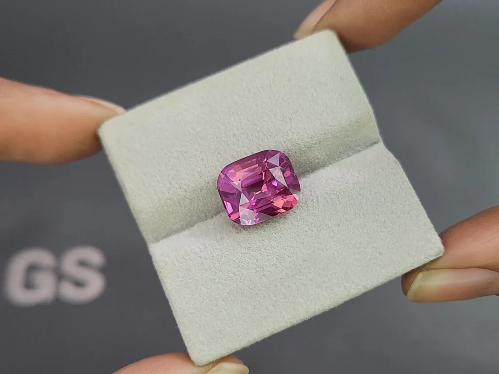 Purple sapphire in cushion cut 8.13 carats, Madagascar 4