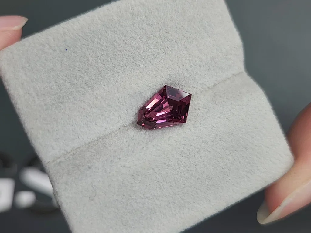 Purple spinel in fancy cut 2.18 carats, Burma 4