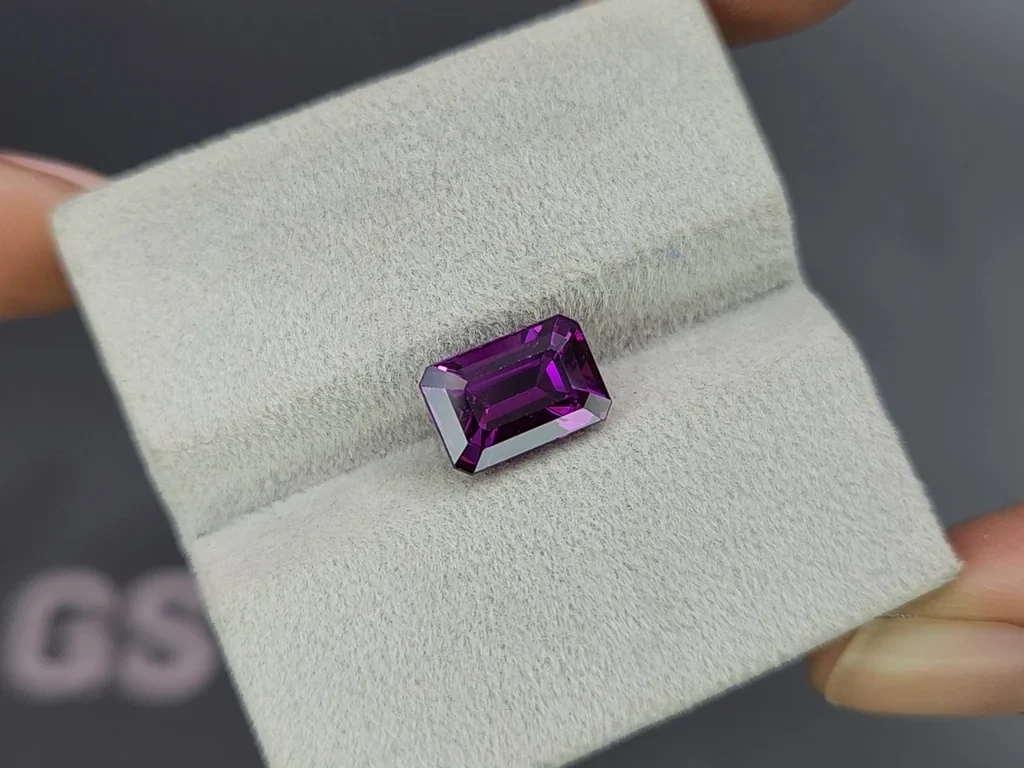 Purple umbalite garnet octagon cut 4.00 carats, Africa 4