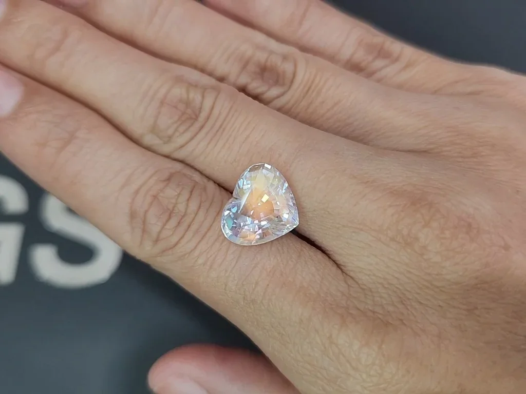 Rainbow moonstone heart shape 7.02 carats, Madagascar 2
