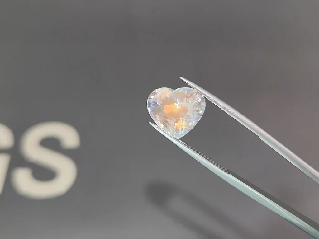 Rainbow moonstone heart shape 7.02 carats, Madagascar 3