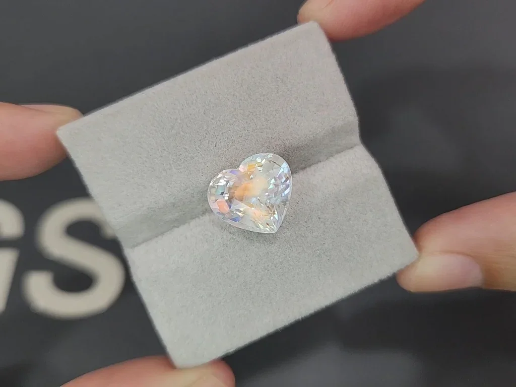 Rainbow moonstone heart shape 7.02 carats, Madagascar 4