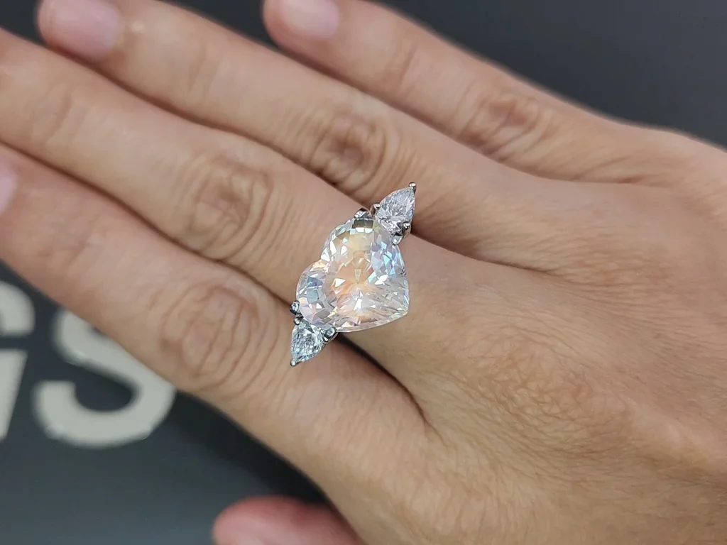 Rainbow moonstone heart shape 7.02 carats, Madagascar 5