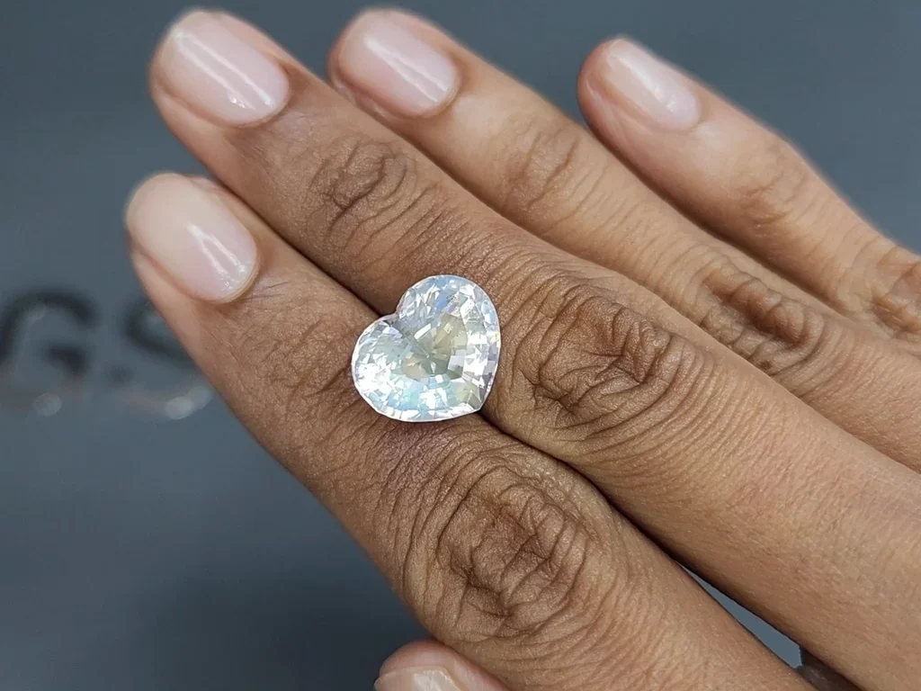 Rainbow moonstone heart shape 8.32 carats, Madagascar 2