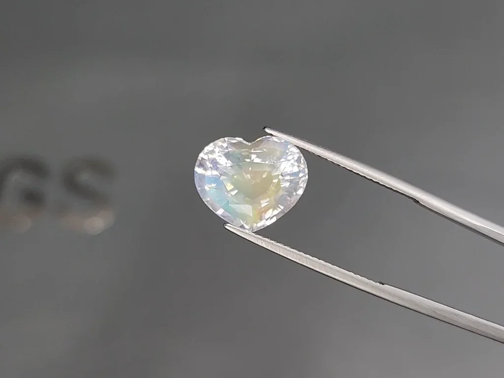 Rainbow moonstone heart shape 8.32 carats, Madagascar 3
