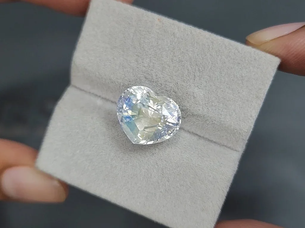Rainbow moonstone heart shape 8.32 carats, Madagascar 4