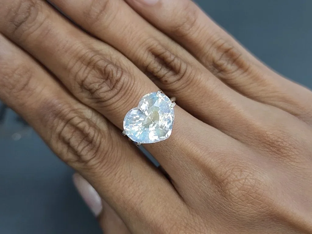 Rainbow moonstone heart shape 8.32 carats, Madagascar 5