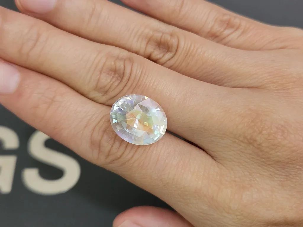 Rainbow moonstone in oval cut 9.84 carats, Madagascar 2