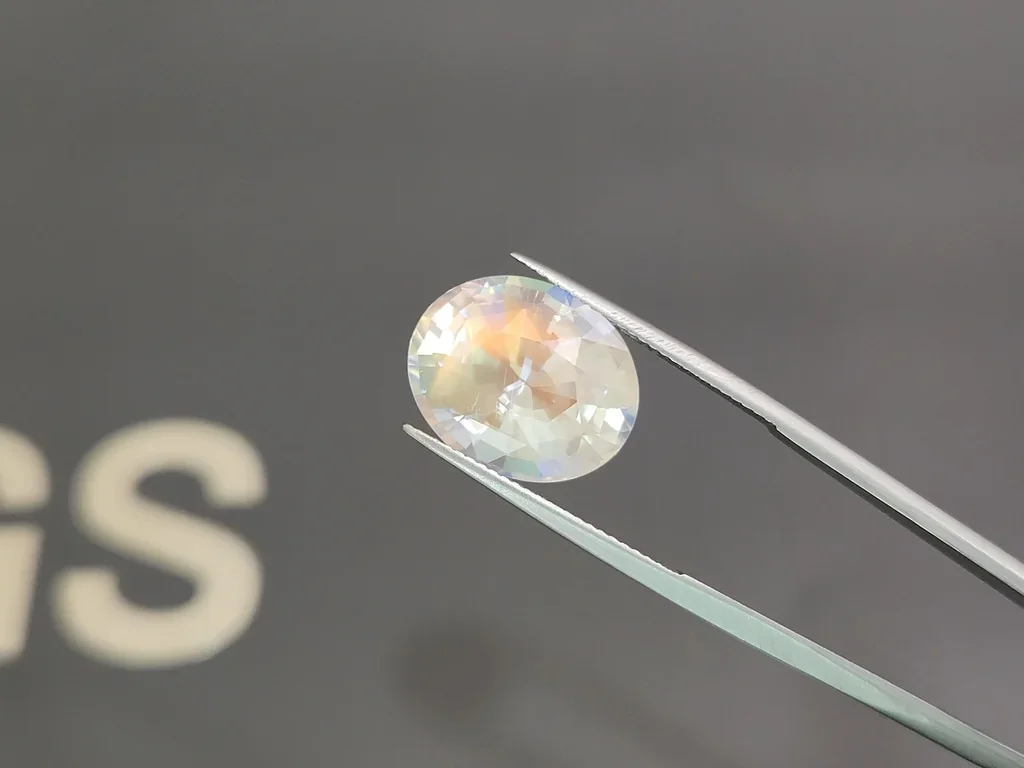 Rainbow moonstone in oval cut 9.84 carats, Madagascar 3