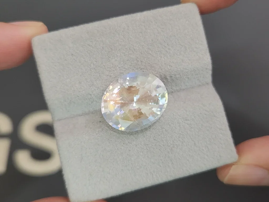 Rainbow moonstone in oval cut 9.84 carats, Madagascar 4