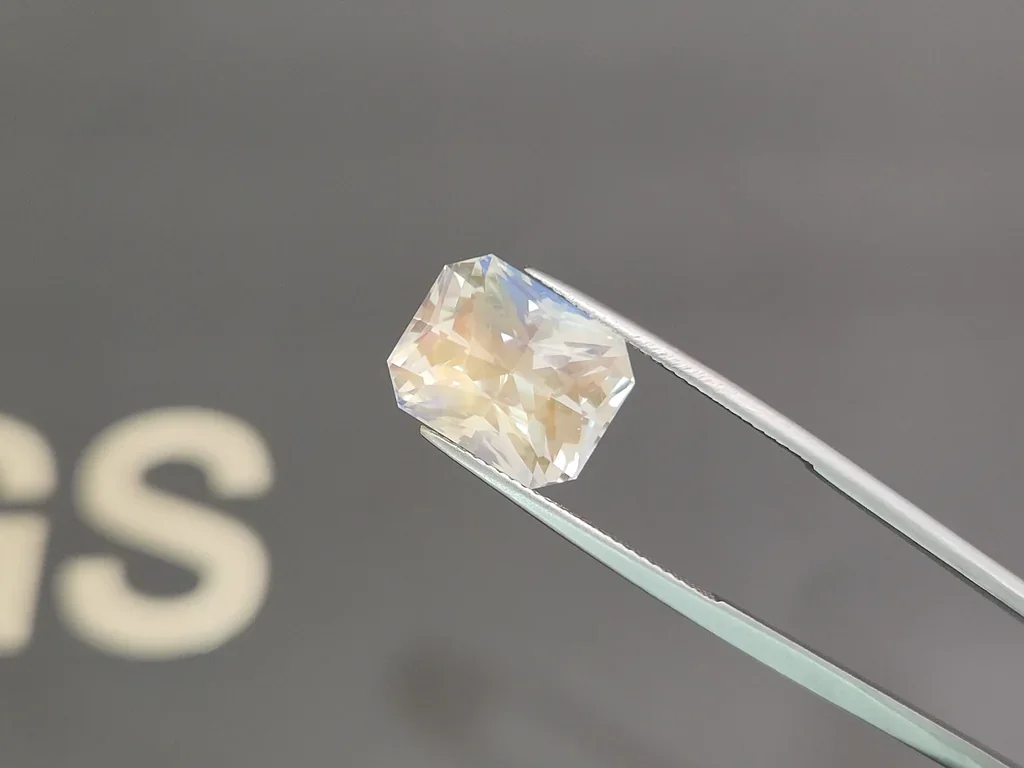 Rainbow moonstone in radiant cut 10.82 carats, Madagascar 3