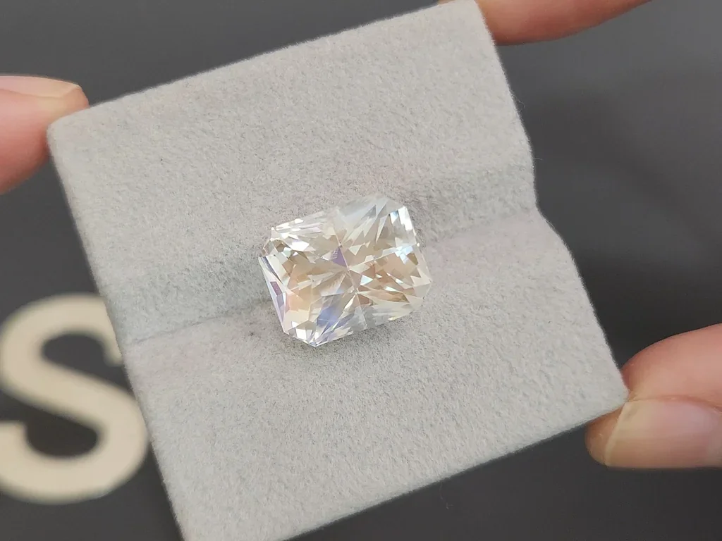 Rainbow moonstone in radiant cut 10.82 carats, Madagascar 4
