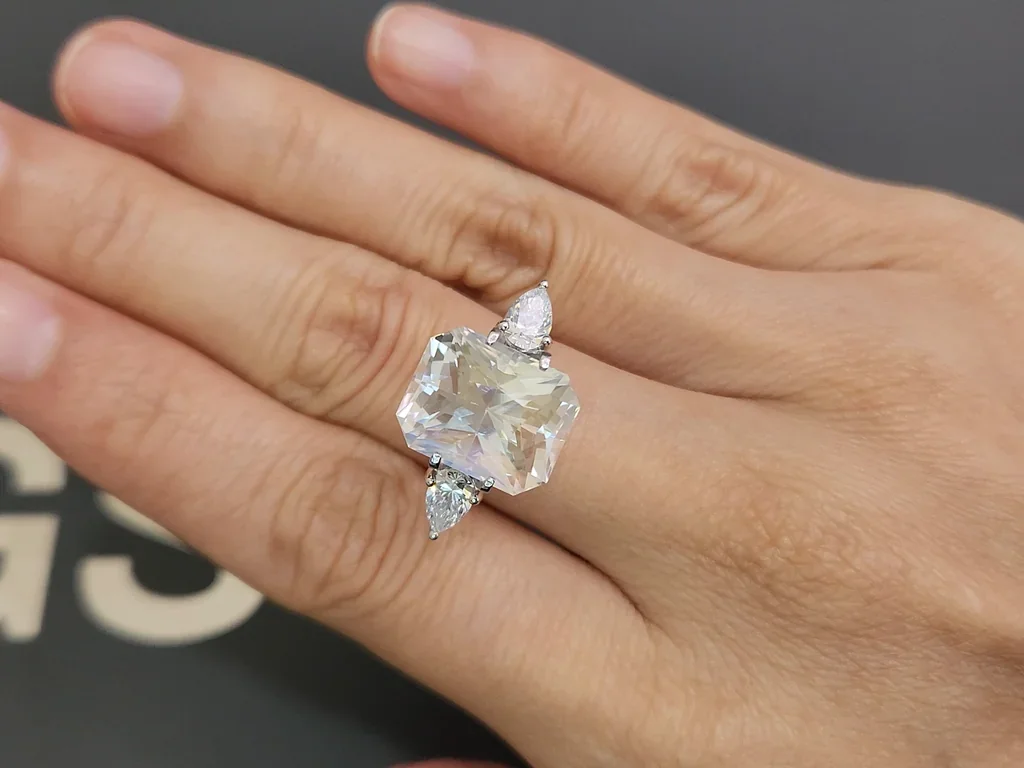 Rainbow moonstone in radiant cut 10.82 carats, Madagascar 5