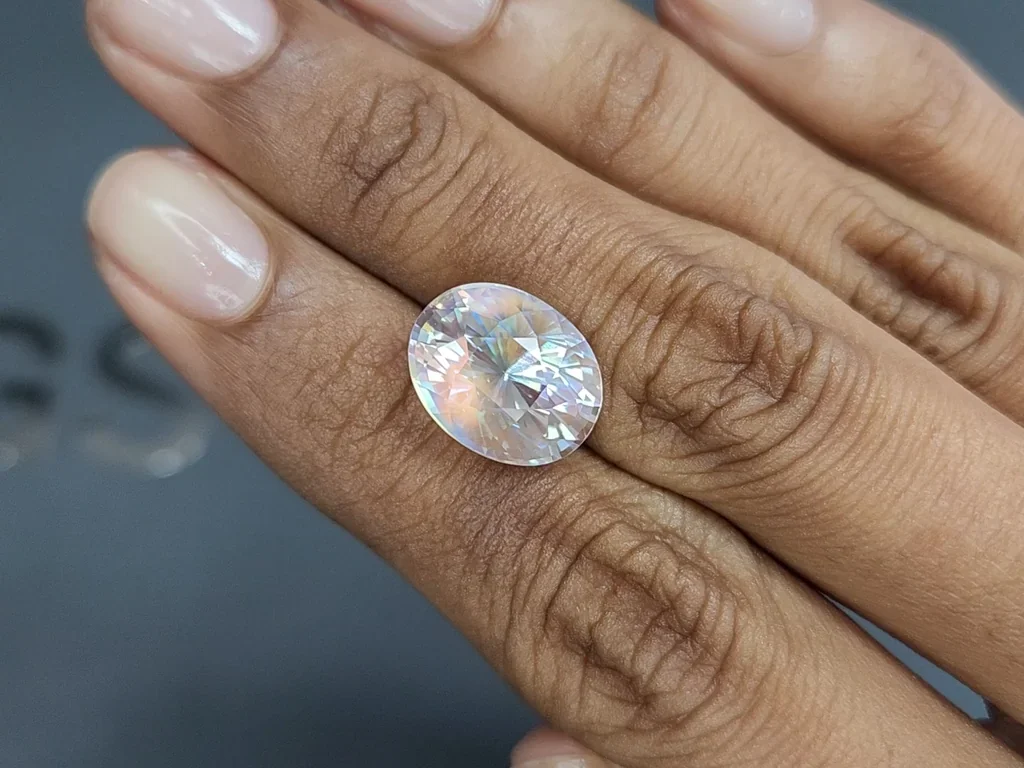 Rainbow moonstone oval cut 8.35 carats, Madagascar 2