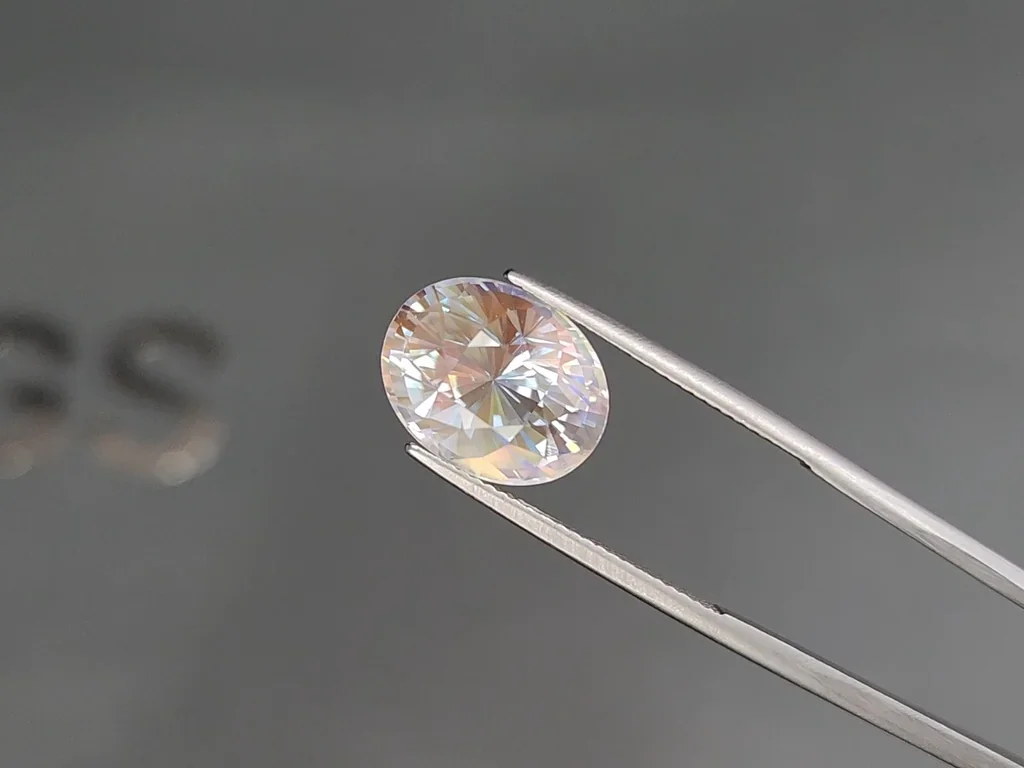 Rainbow moonstone oval cut 8.35 carats, Madagascar 3