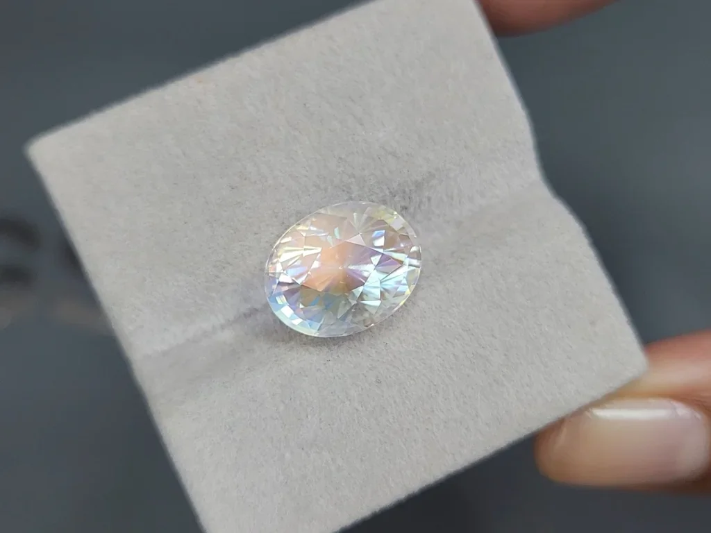 Rainbow moonstone oval cut 8.35 carats, Madagascar 4