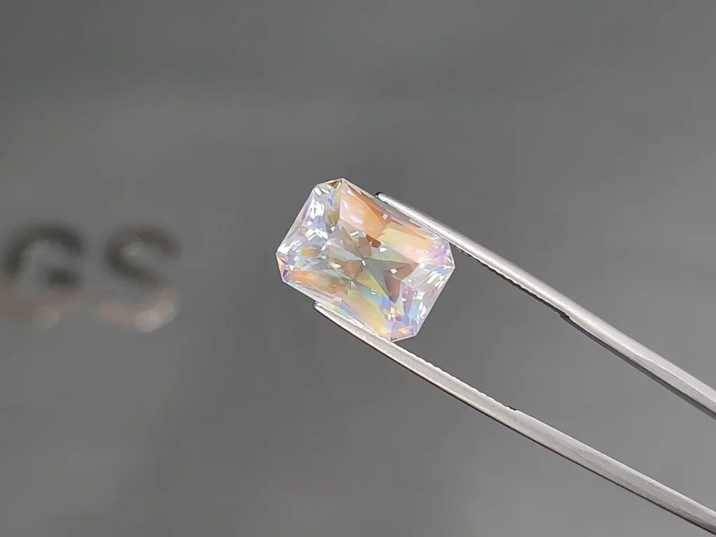 Rainbow moonstone radiant cut 10.45 carats, Madagascar 3