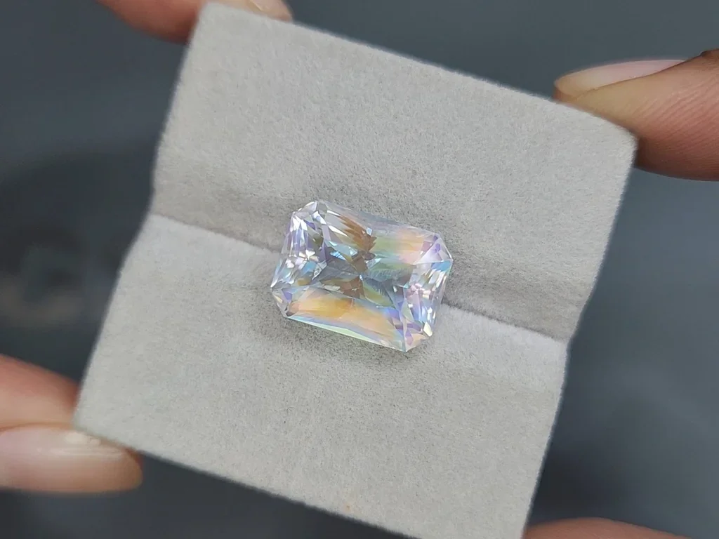 Rainbow moonstone radiant cut 10.45 carats, Madagascar 4