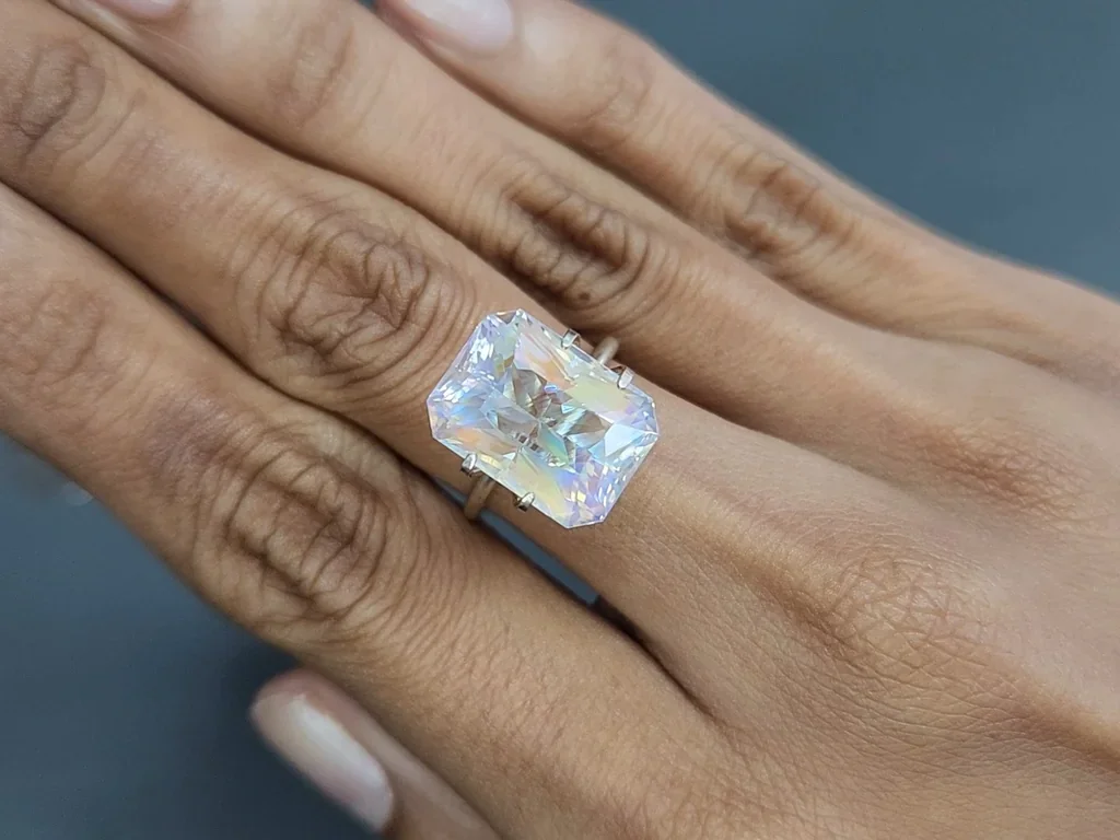 Rainbow moonstone radiant cut 10.45 carats, Madagascar 5
