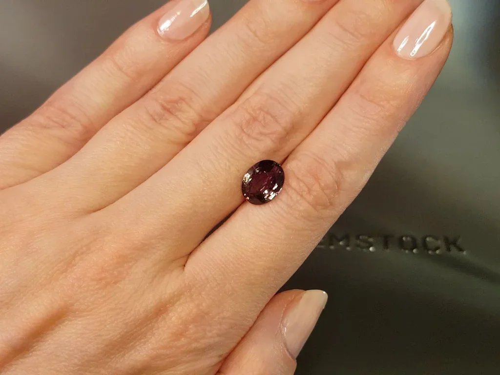 Rare alexandrite in oval cut with strong color change effect 4.05 ct, Sri Lanka 4