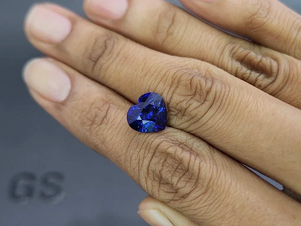 Royal Blue sapphire in heart shape 5.01 carats, Sri Lanka 2