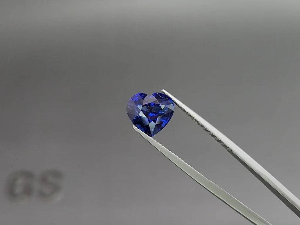 Royal Blue sapphire in heart shape 5.01 carats, Sri Lanka 3