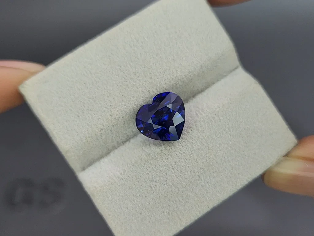 Royal Blue sapphire in heart shape 5.01 carats, Sri Lanka 4