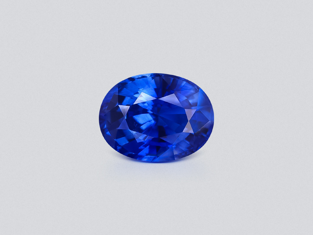 Royal Blue sapphire in oval cut 5.72 carats, Sri Lanka