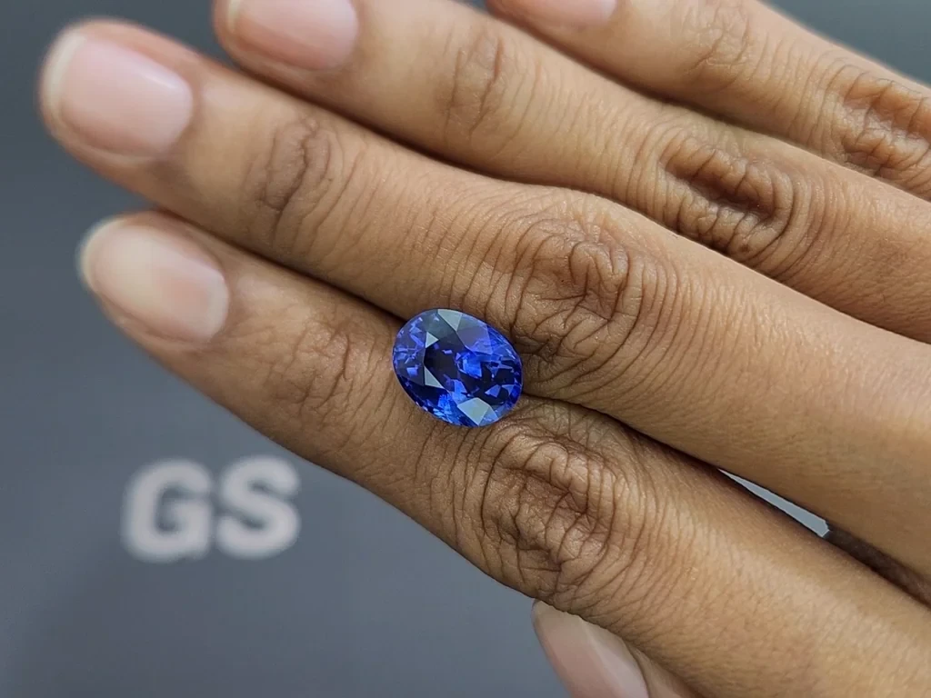 Royal Blue sapphire in oval cut 5.72 carats, Sri Lanka 2