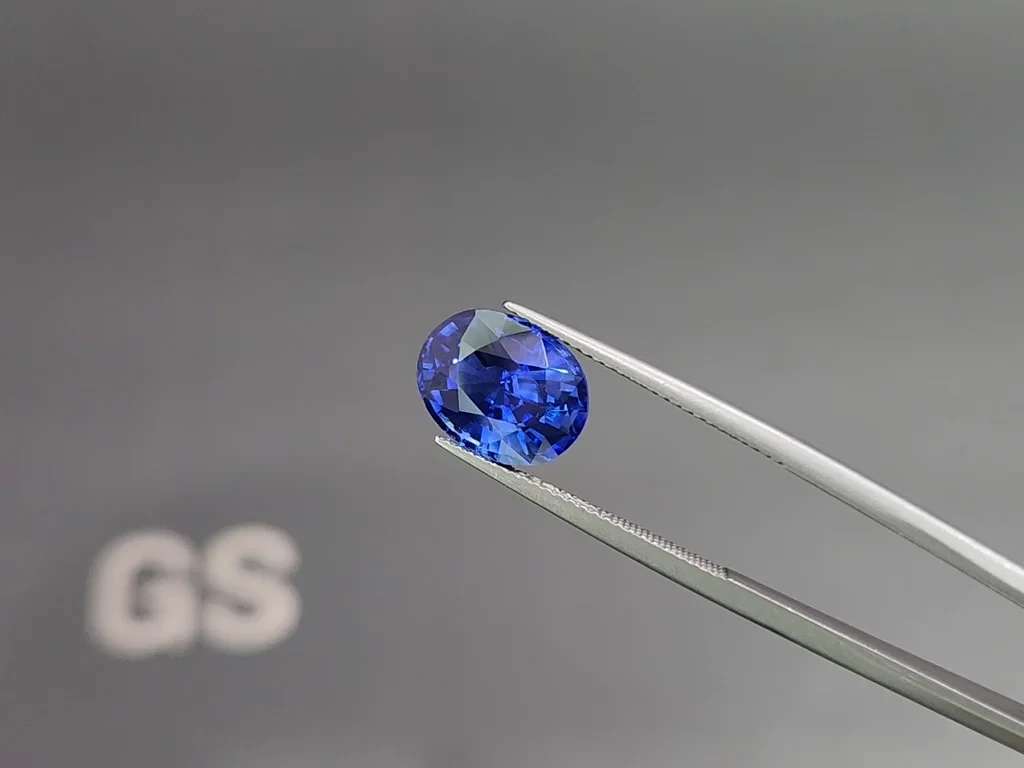 Royal Blue sapphire in oval cut 5.72 carats, Sri Lanka 3