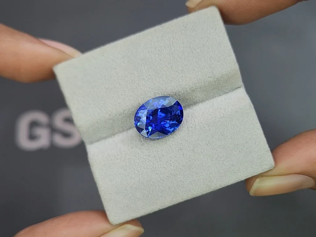 Royal Blue sapphire in oval cut 5.72 carats, Sri Lanka 4