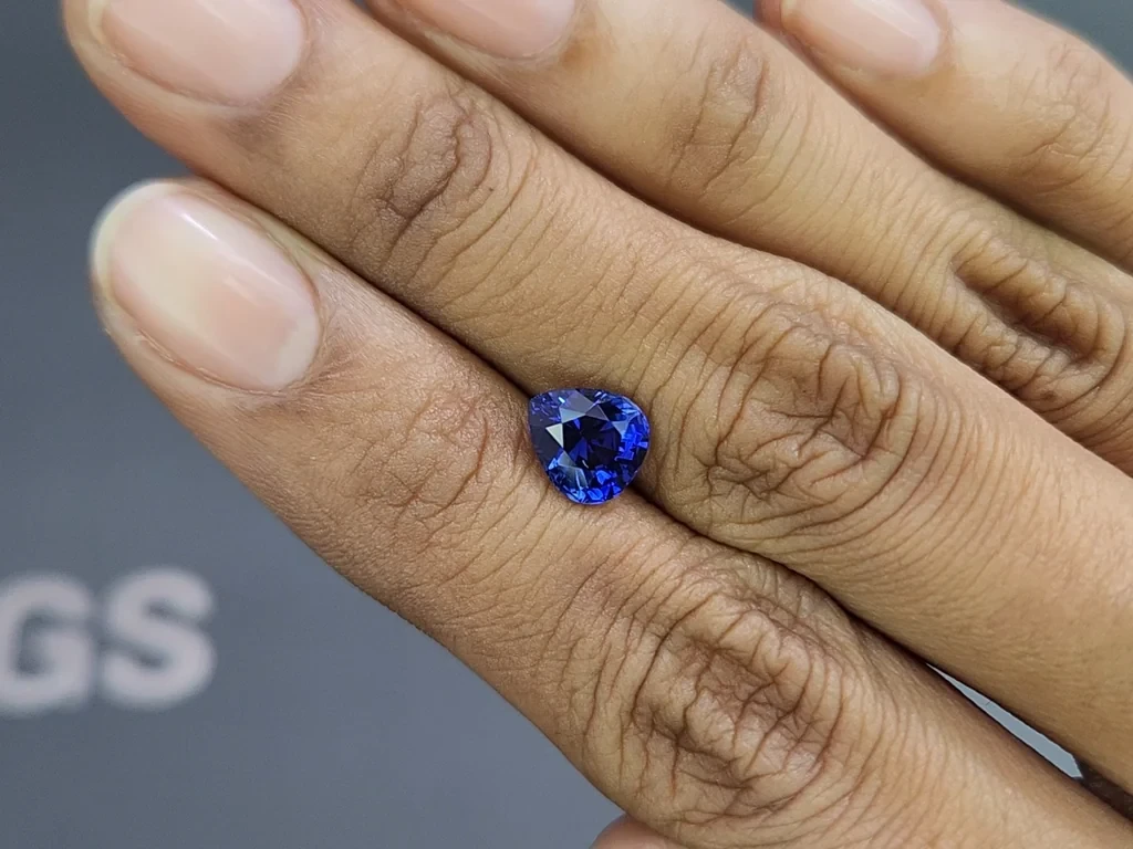 Royal Blue sapphire in pear cut 2.19 carats, Sri Lanka 2