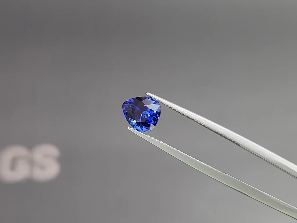 Royal Blue sapphire in pear cut 2.19 carats, Sri Lanka 3