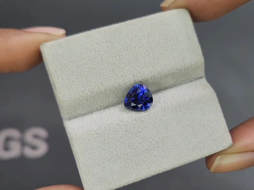 Royal Blue sapphire in pear cut 2.19 carats, Sri Lanka 4