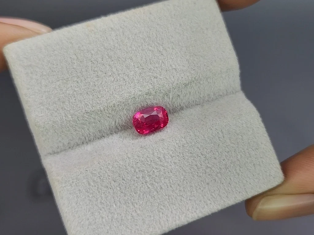 Ruby red pink cushion cut 1.02 carats,  Mozambique 4