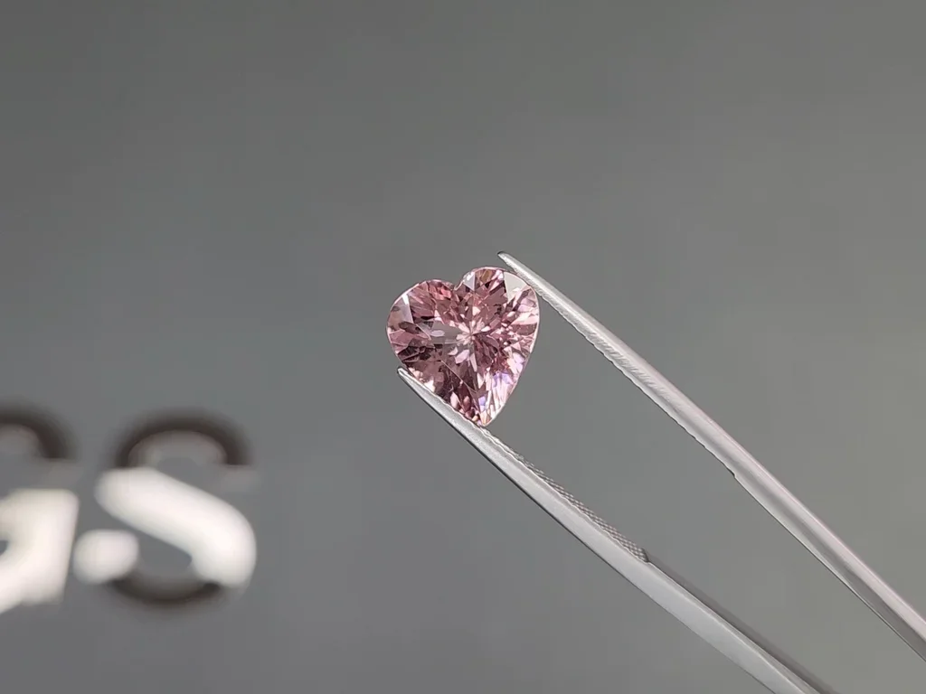 Set of pink morganites in heart shape 6.56 carats, Madagascar 3