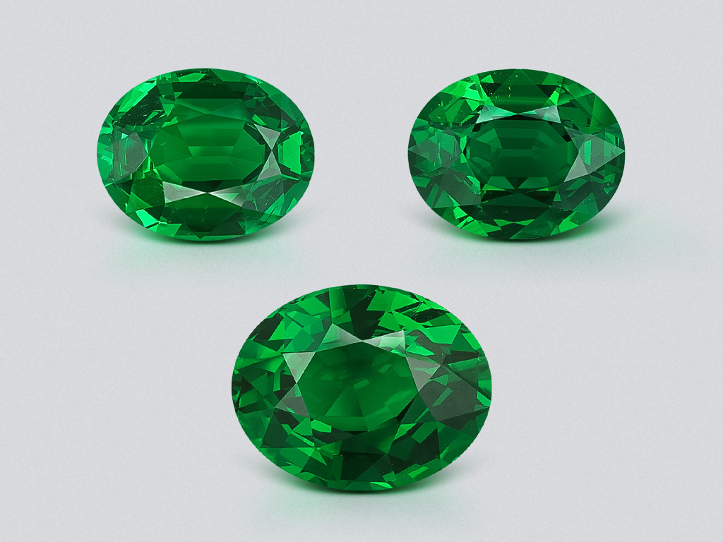 Set of Vibrant Vivid Green tsavorite garnets in oval cut 8.18 carats, Africa