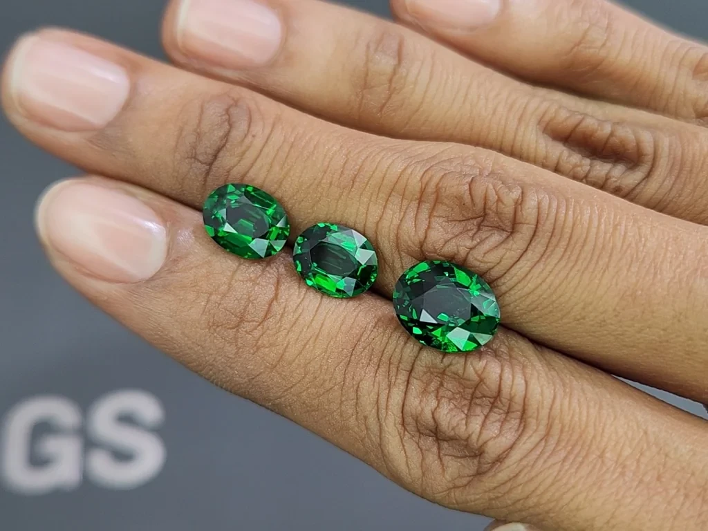 Set of Vibrant Vivid Green tsavorite garnets in oval cut 8.18 carats, Africa 2