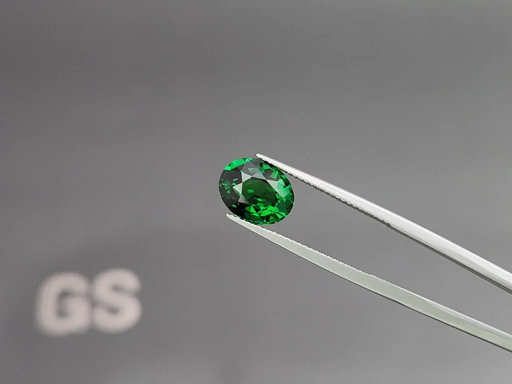 Set of Vibrant Vivid Green tsavorite garnets in oval cut 8.18 carats, Africa 4