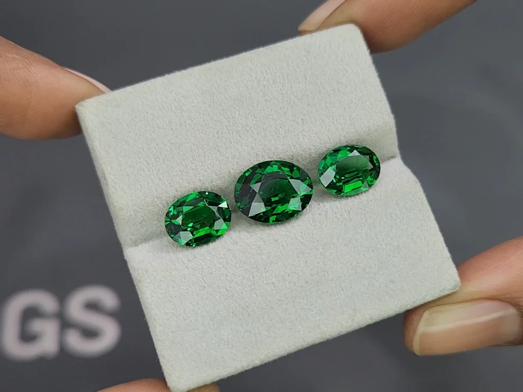 Set of Vibrant Vivid Green tsavorite garnets in oval cut 8.18 carats, Africa 5