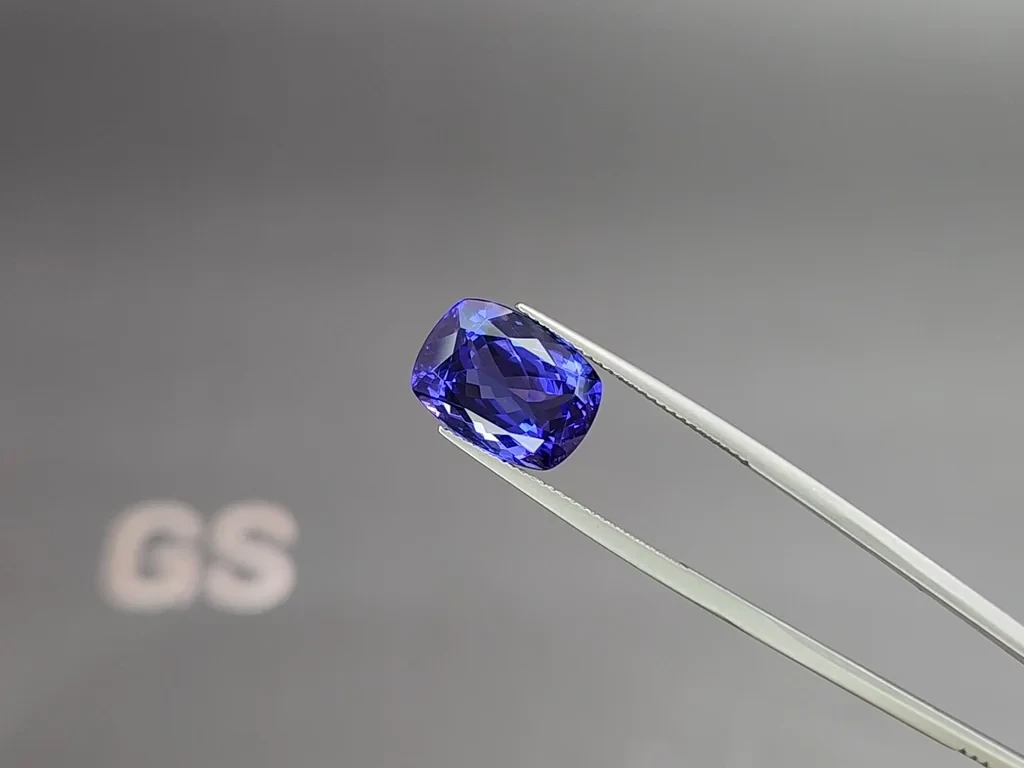 Tanzanite cushion cut 7.52 carats, Tanzania 3