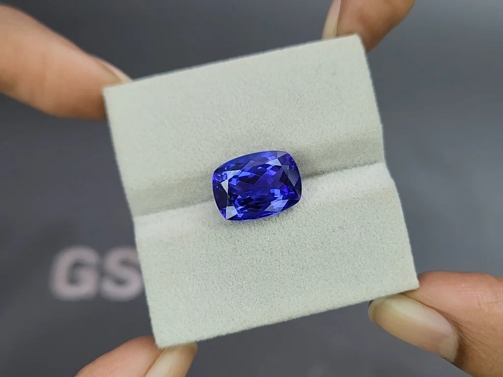 Tanzanite cushion cut 7.52 carats, Tanzania 4