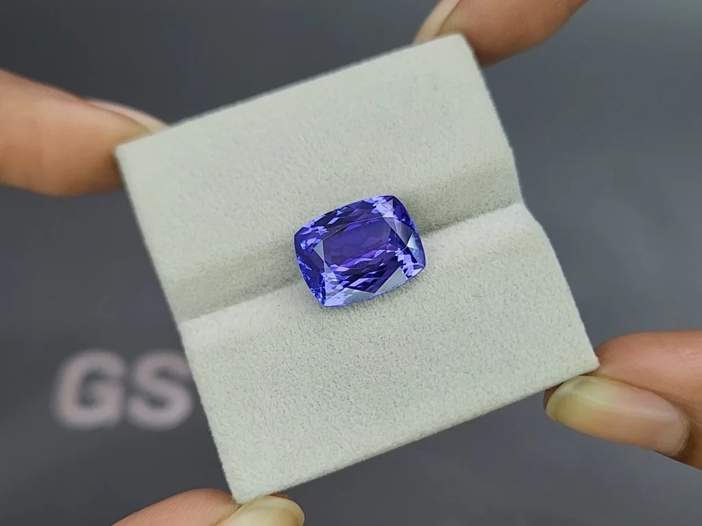 Tanzanite cushion cut 7.61 carats, Tanzania 4
