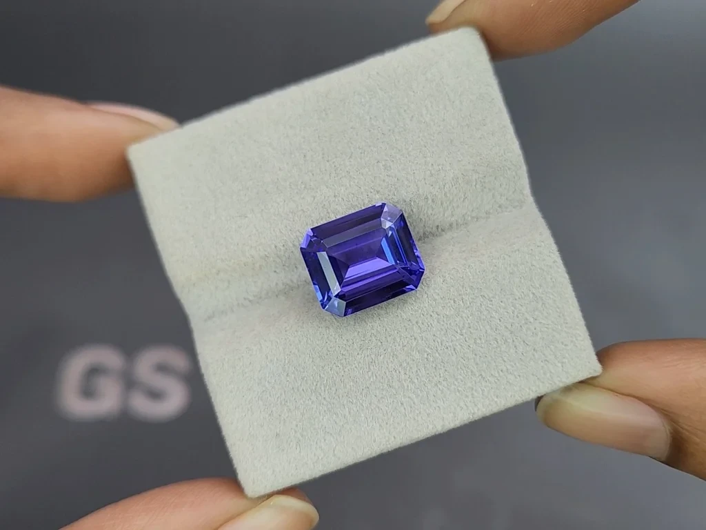 Tanzanite octagon cut 7.04 carats, Tanzania 4