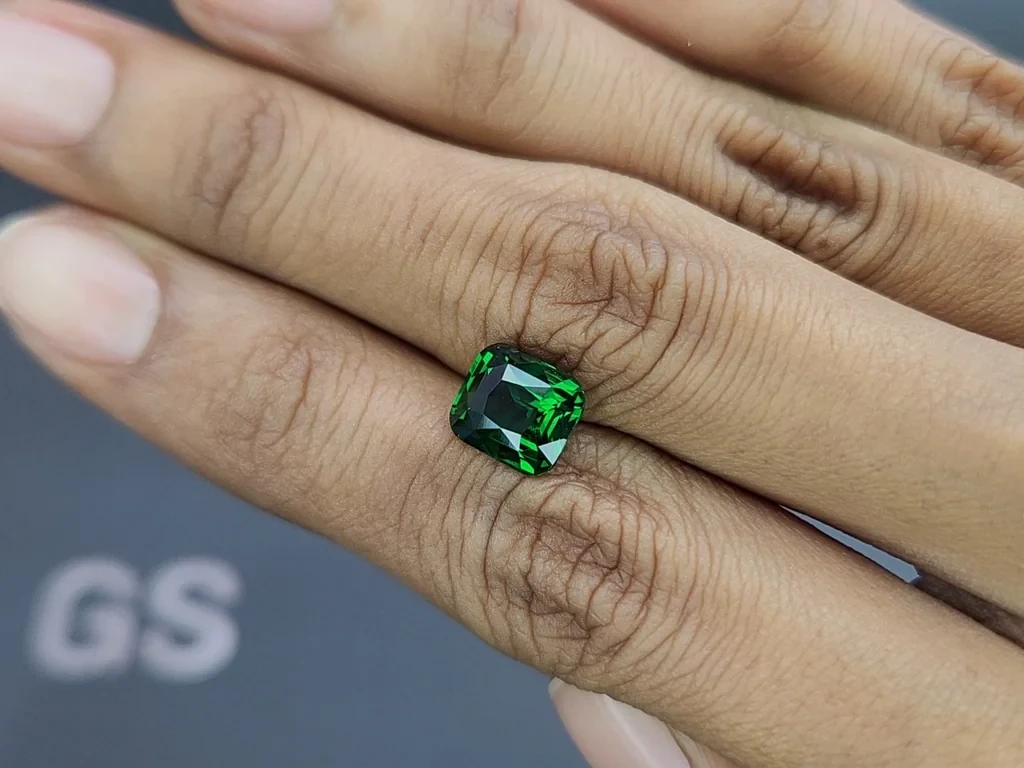 Tsavorite garnet cushion cut 3.03 carats, Africa 2