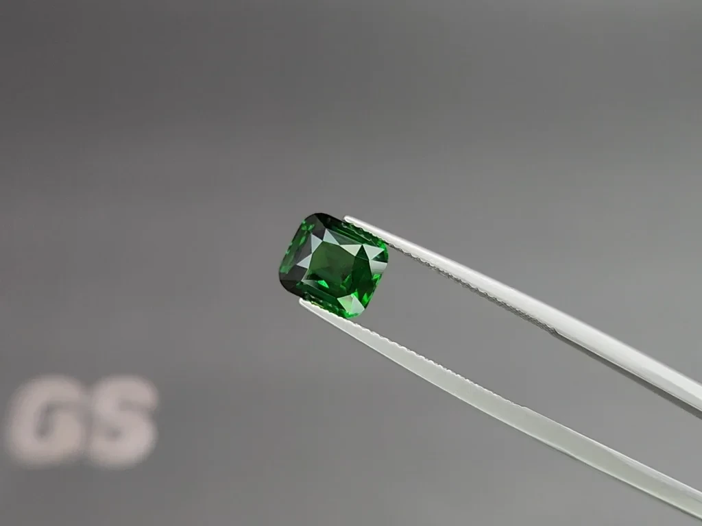 Tsavorite garnet cushion cut 3.03 carats, Africa 3